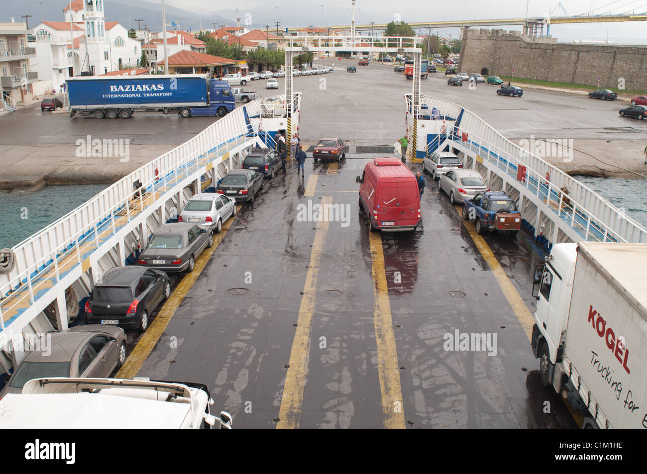 Il servizio di traghetto continua anche con l'installazione del nuovo ponte Rio-Antirion vicino a Patrasso, Grecia. Foto Stock