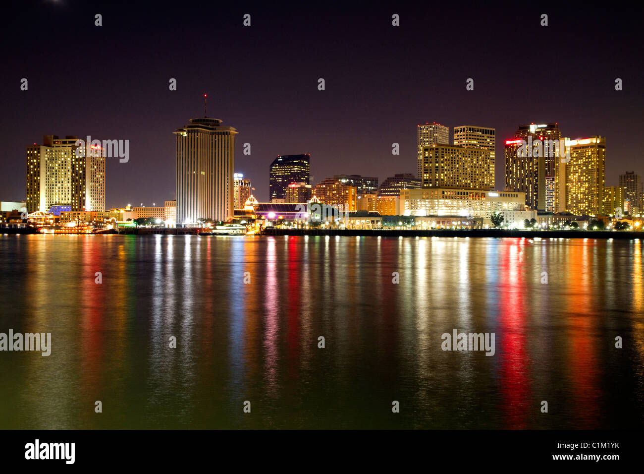 Notte skyline della città di New Orleans lungo il fiume Mississippi, Louisiana, Stati Uniti d'America. Foto Stock