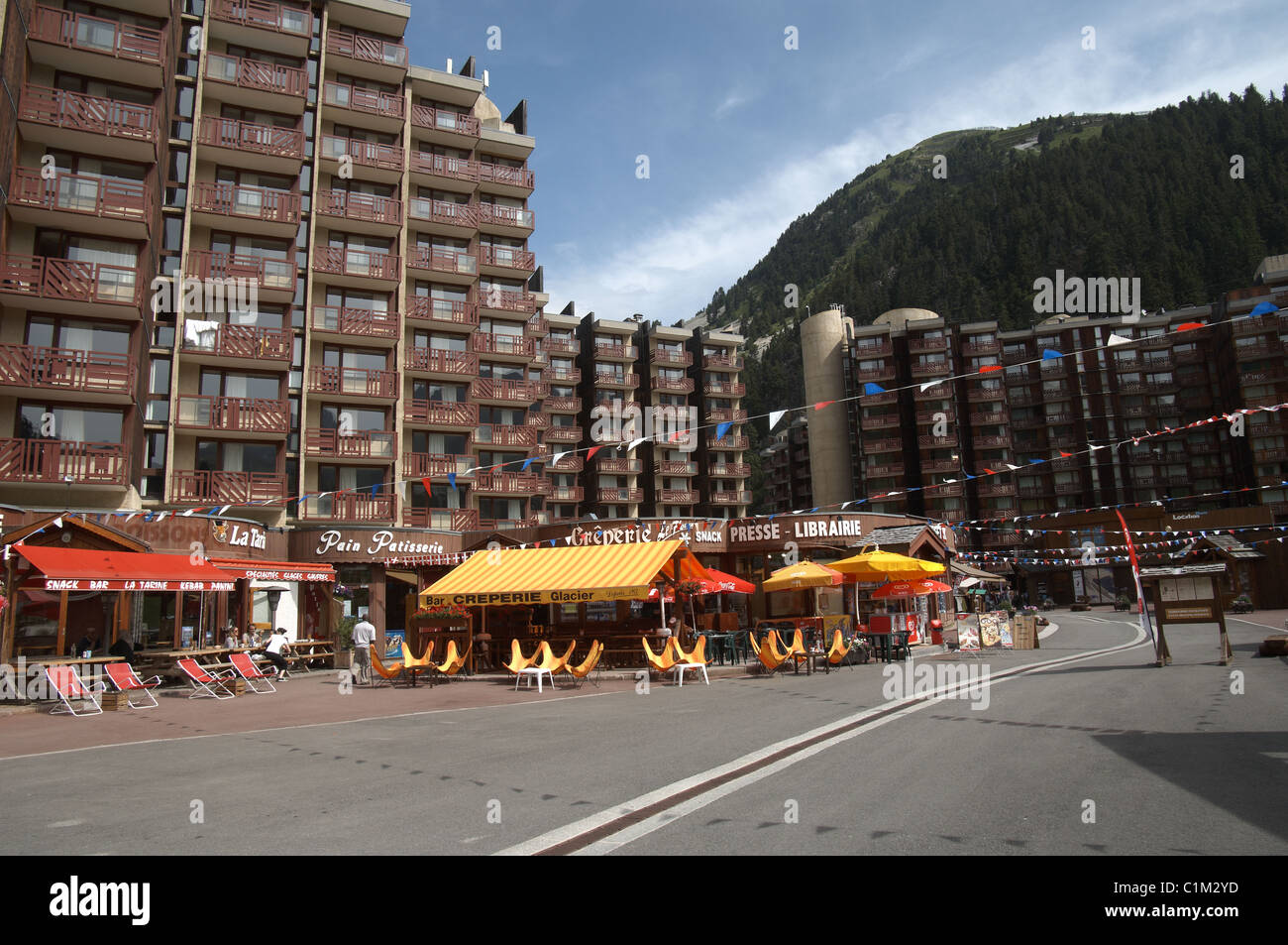 Villaggio di Belle-Plagne a La Plagne, sulle alpi francesi in estate Foto Stock