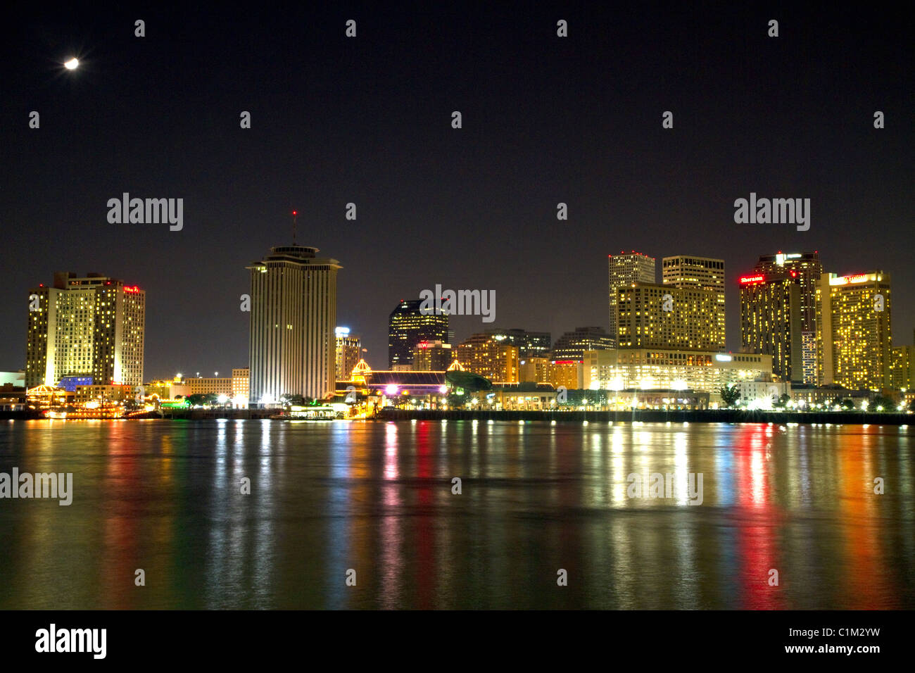 Notte skyline della città di New Orleans lungo il fiume Mississippi, Louisiana, Stati Uniti d'America. Foto Stock