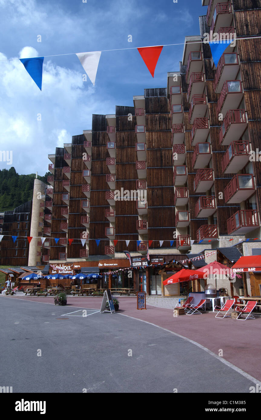 Villaggio di Belle-Plagne a La Plagne, sulle alpi francesi in estate Foto Stock