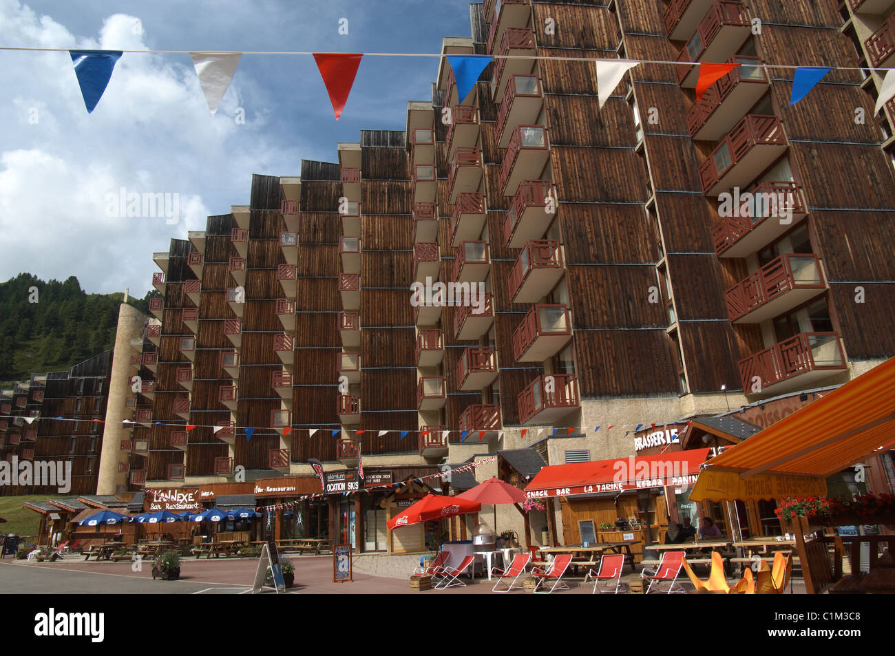 Villaggio di Belle-Plagne a La Plagne, sulle alpi francesi in estate Foto Stock