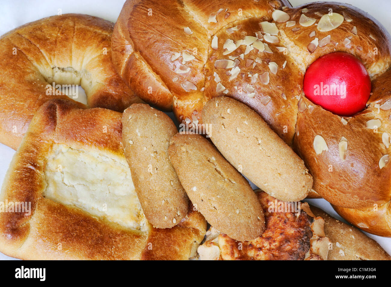 Una selezione di pasqua la pasticceria e il pane del cibo tradizionale a estere in Grecia, l'Europa. Foto Stock