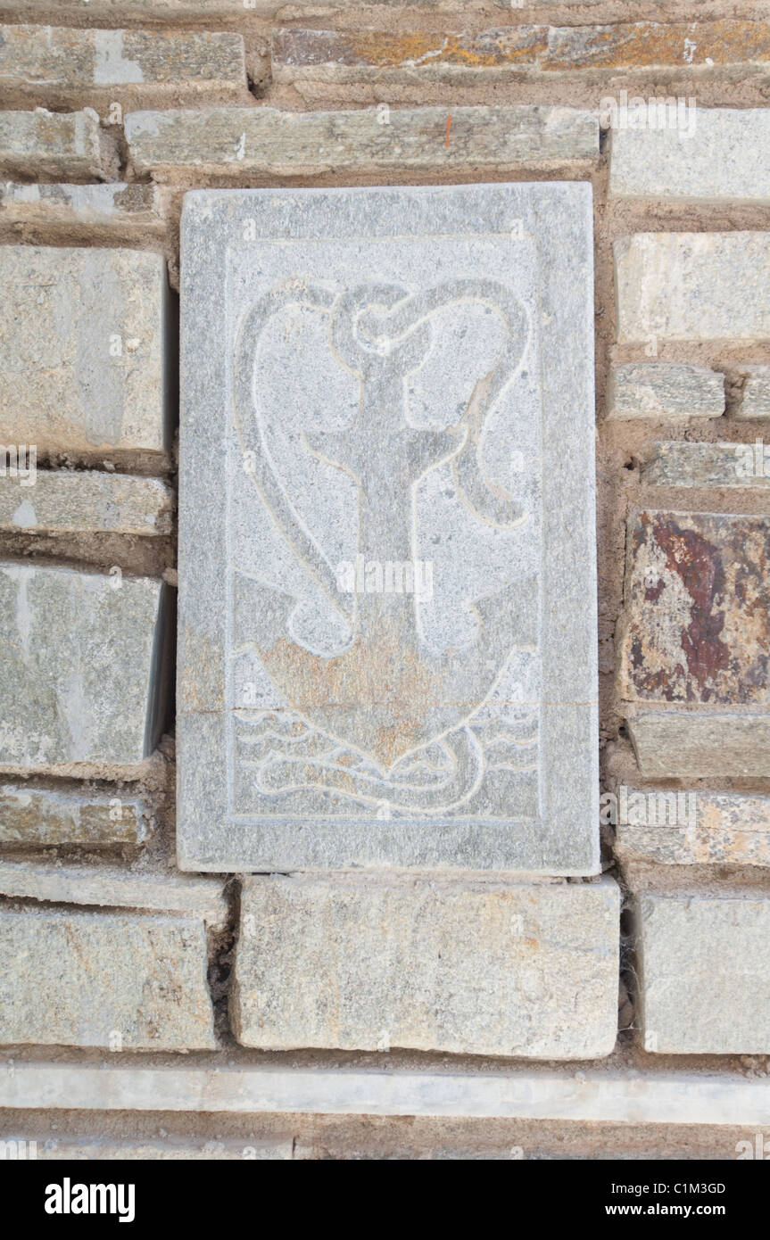 Scultura in pietra con significato religioso da un monastero vicino la città di Nafpaktos, Grecia. Foto Stock