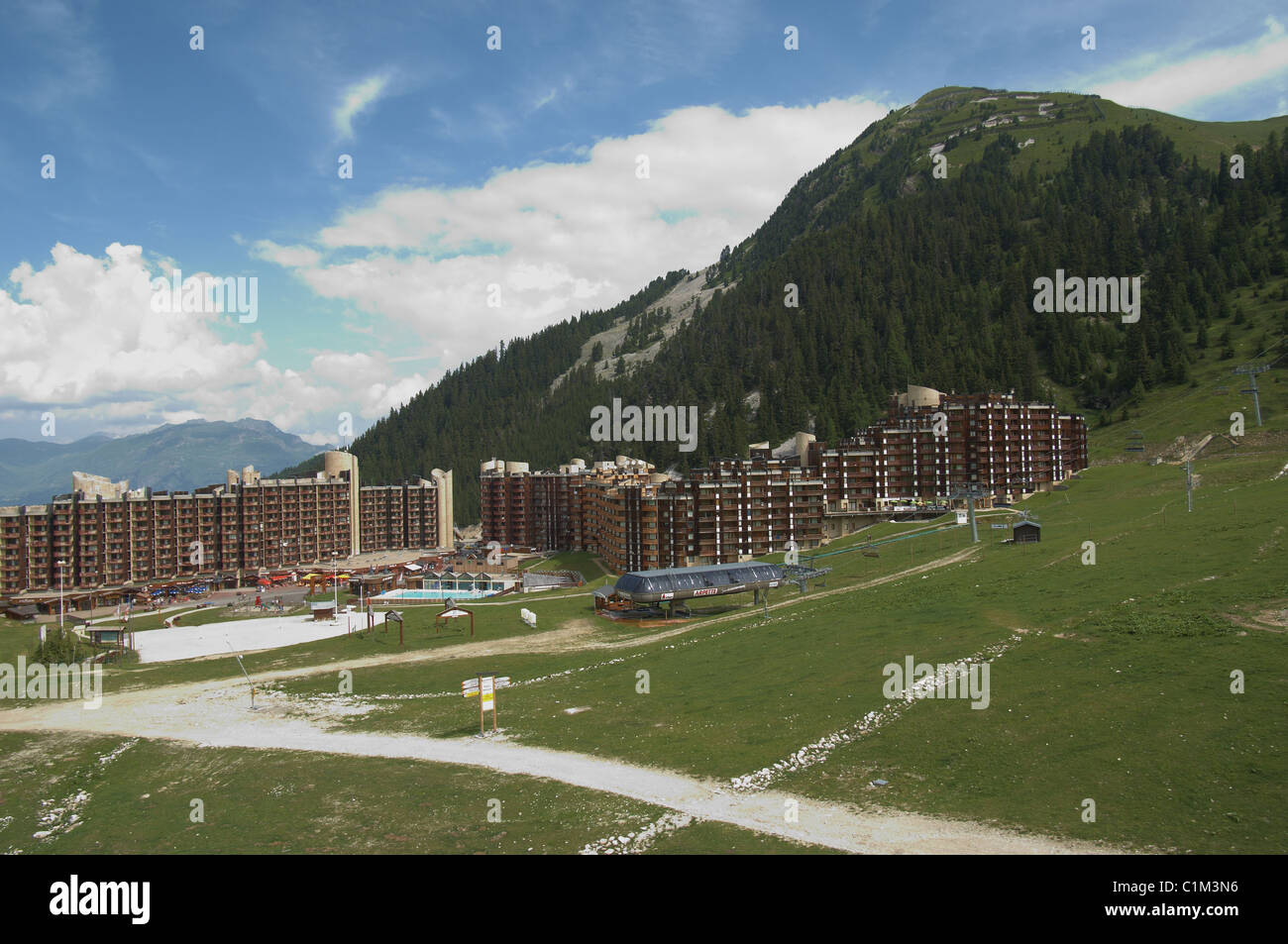 Villaggio di Belle-Plagne a La Plagne, sulle alpi francesi in estate Foto Stock