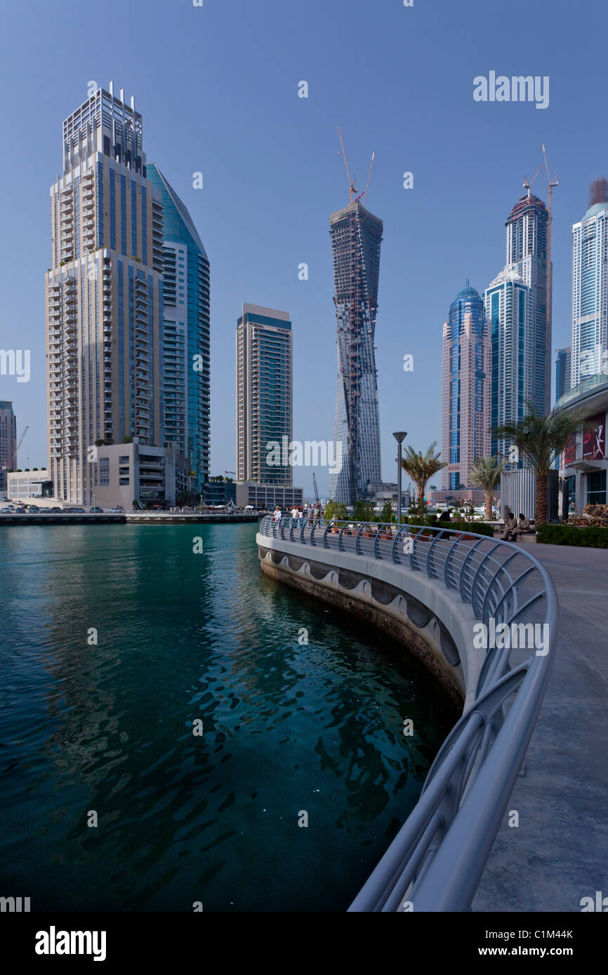 La Marina di Dubai con edifici alti e barche in Dubai, UAE, Golfo Persico. Foto Stock