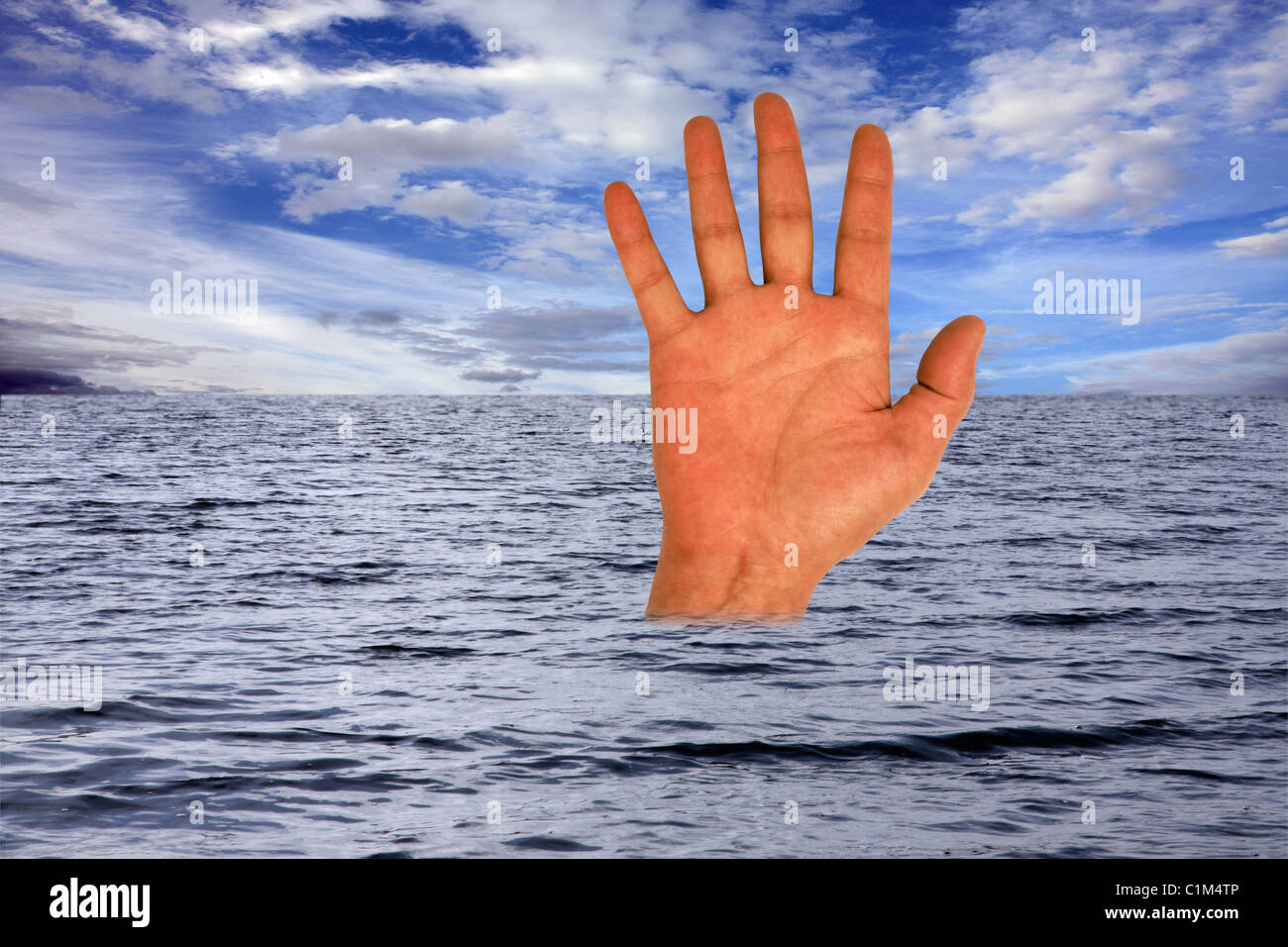 La mano di un uomo di annegamento raggiungendo per aiutare. Foto Stock
