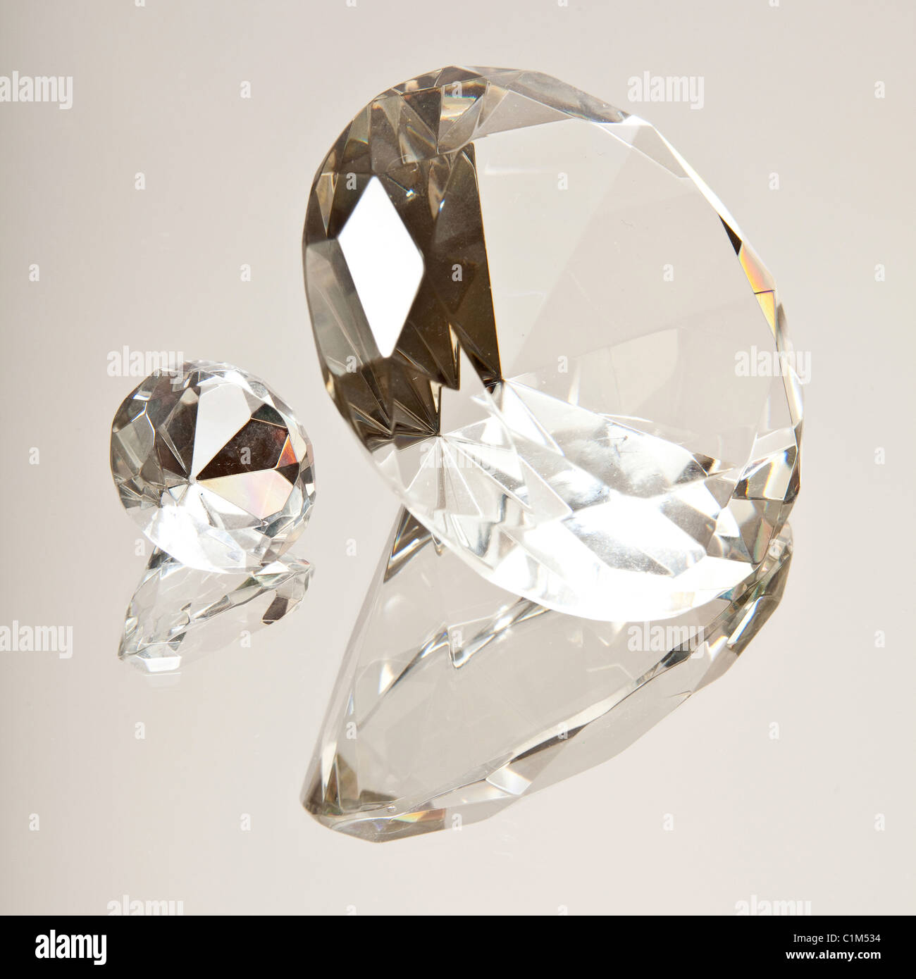 Diamanti su una superficie a specchio Foto Stock
