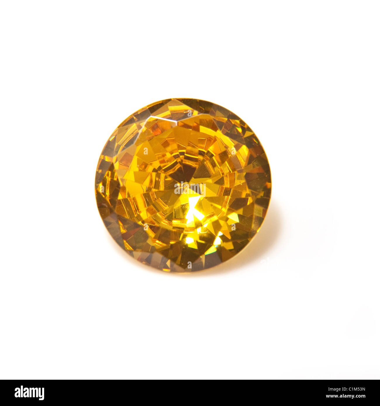 Diamante giallo gemma isolato su un bianco di sfondo per studio. Foto Stock