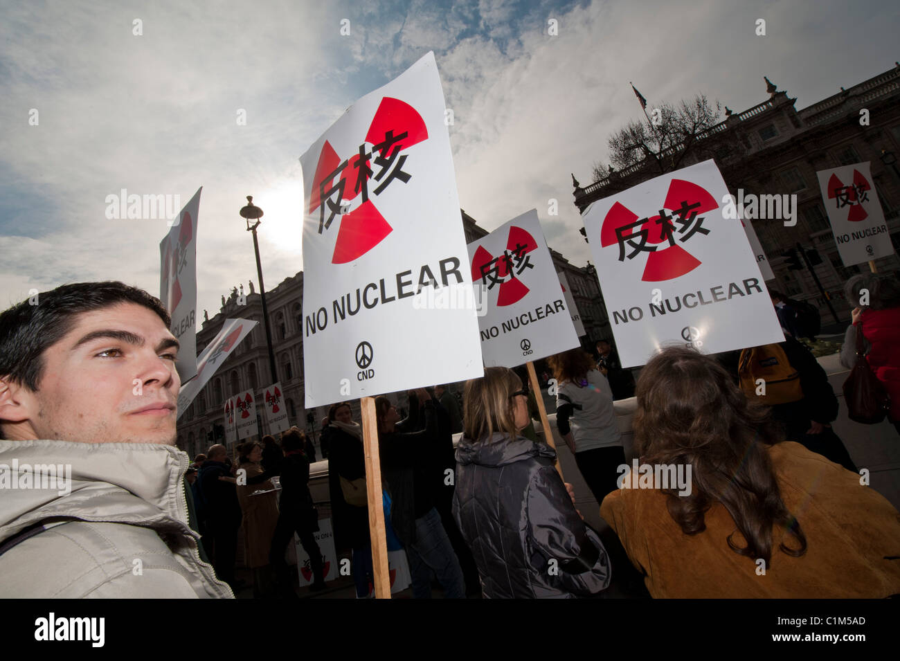 Anti manifestanti nucleare, indossando una fascia nera al braccio in onore di coloro che sono morti in Giappone si riuniscono a chiamata per una sosta per il suo utilizzo Foto Stock