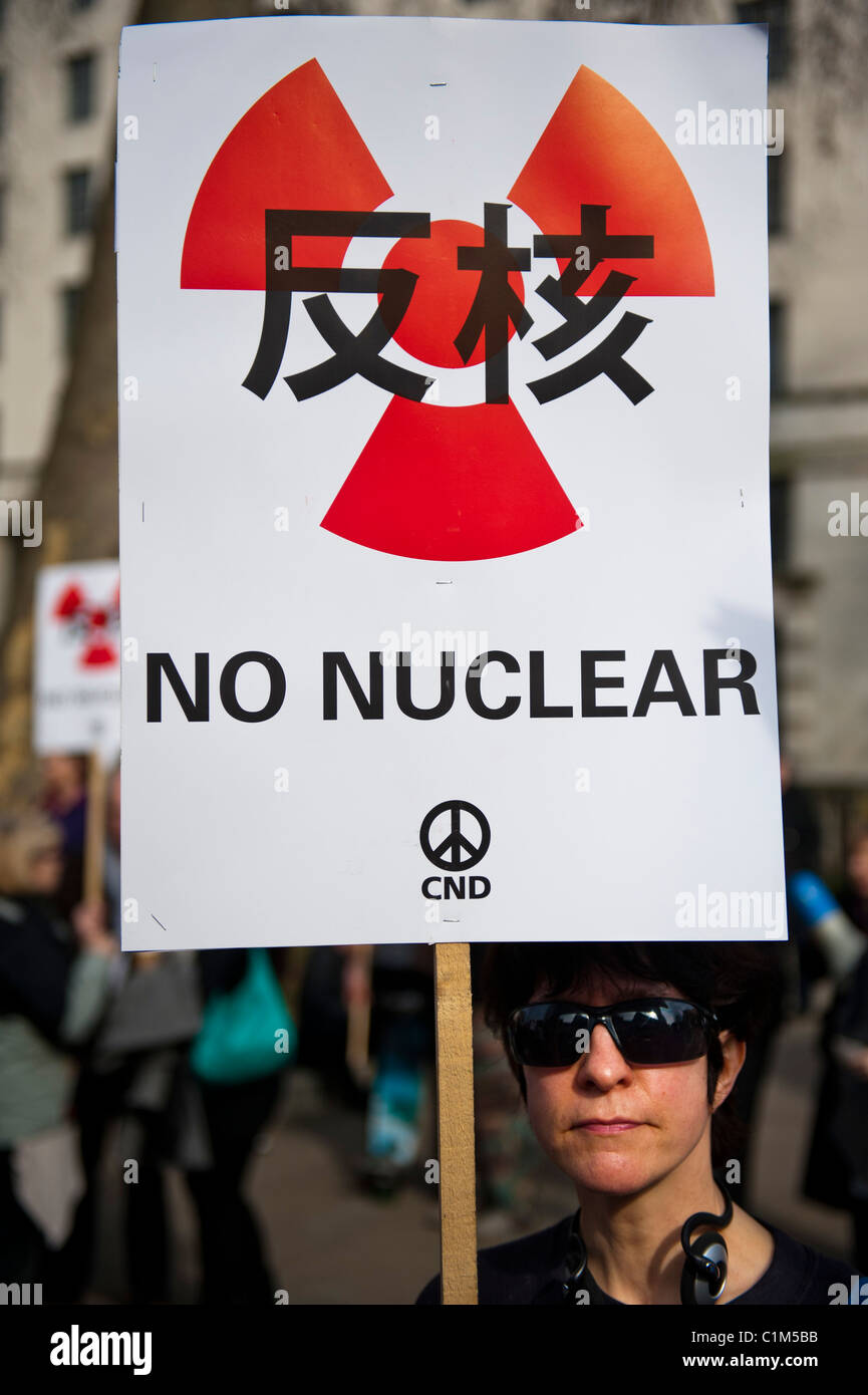 Anti manifestanti nucleare, indossando una fascia nera al braccio in onore di coloro che sono morti in Giappone si riuniscono a chiamata per una sosta per il suo utilizzo Foto Stock