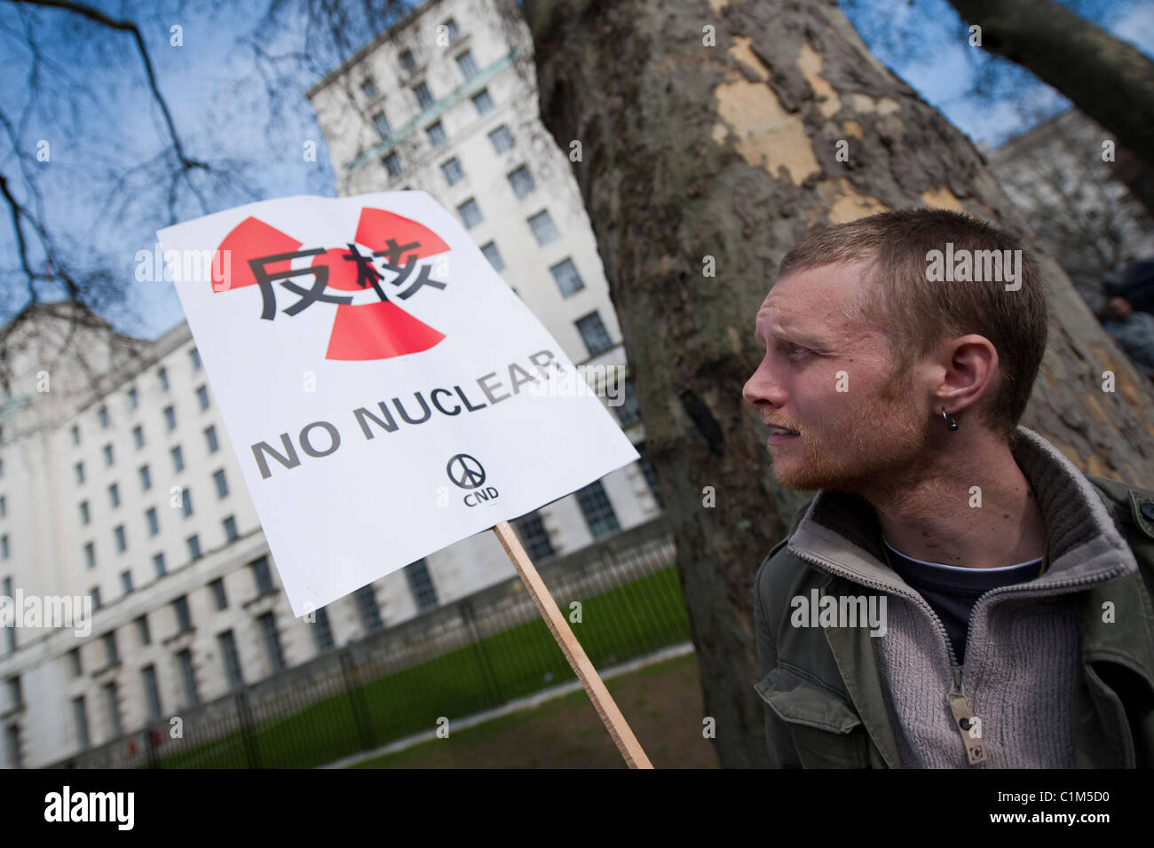 Anti manifestanti nucleare, indossando una fascia nera al braccio in onore di coloro che sono morti in Giappone si riuniscono a chiamata per una sosta per il suo utilizzo Foto Stock