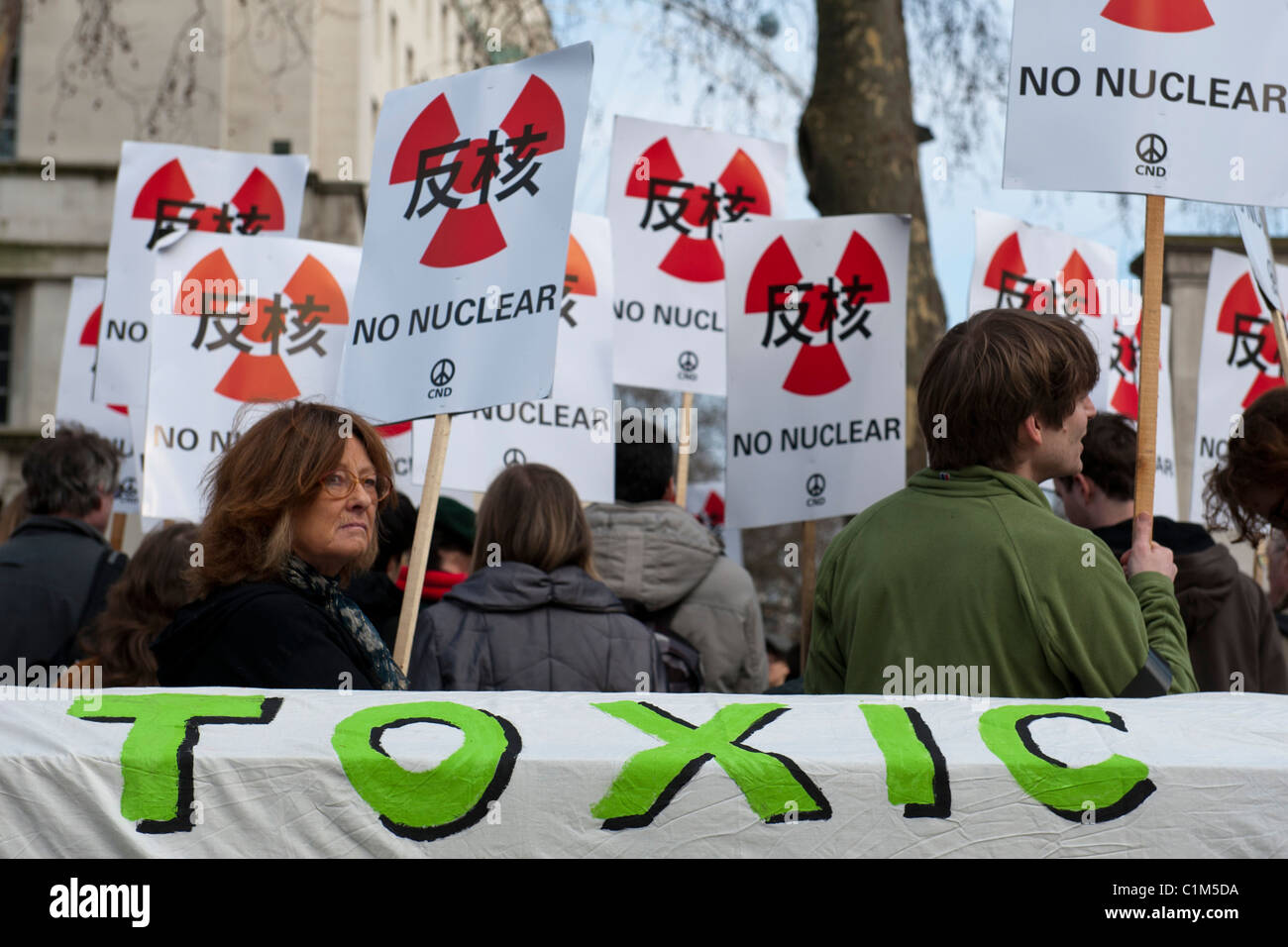 Anti manifestanti nucleare, indossando una fascia nera al braccio in onore di coloro che sono morti in Giappone si riuniscono a chiamata per una sosta per il suo utilizzo Foto Stock