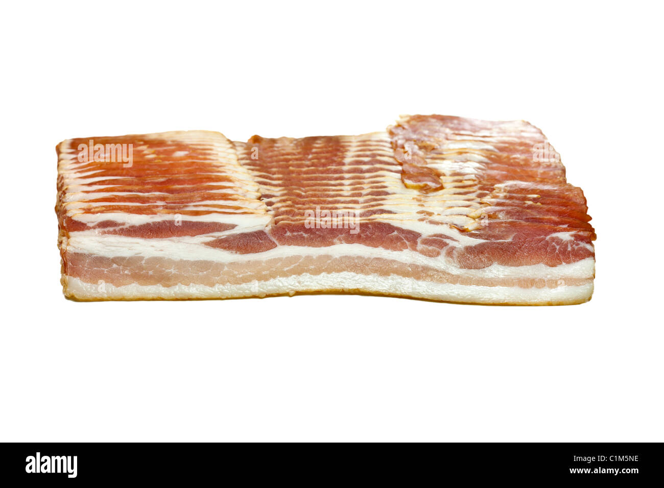 Stack non cotte di bacon isolato su bianco. Charles Lupica Foto Stock