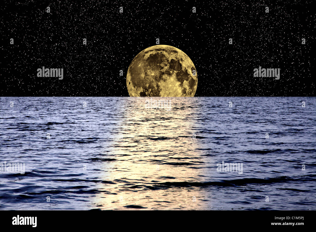 Luna piena impostazione oltre oceano. Foto Stock