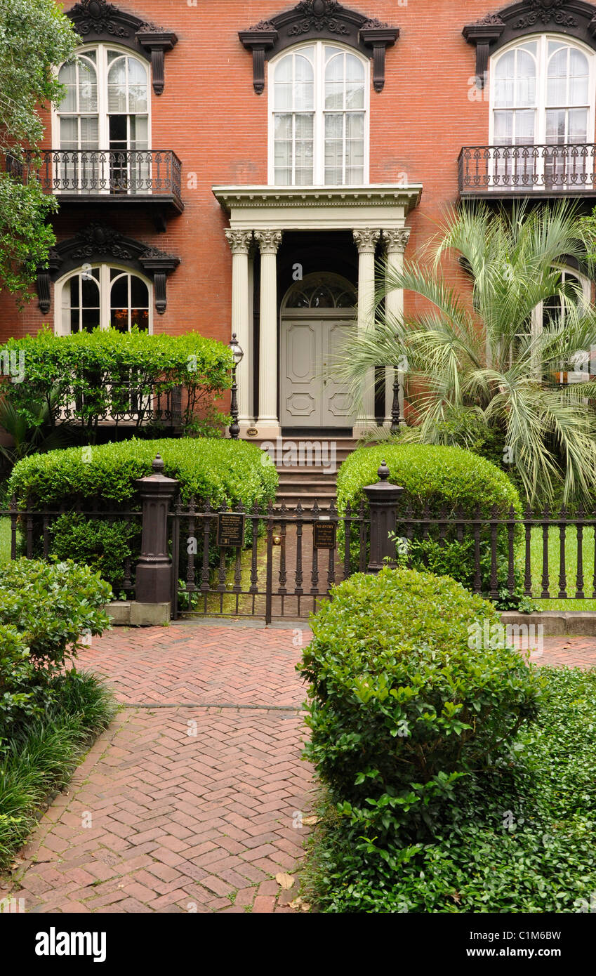 Esterno di una vecchia grande casa storica di Savannah, Georgia. Foto Stock