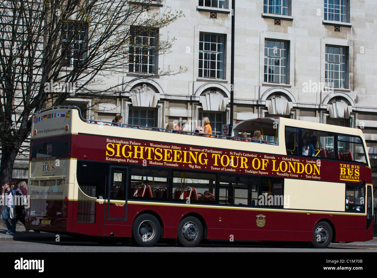 Bus turistico di Londra con i turisti Foto Stock