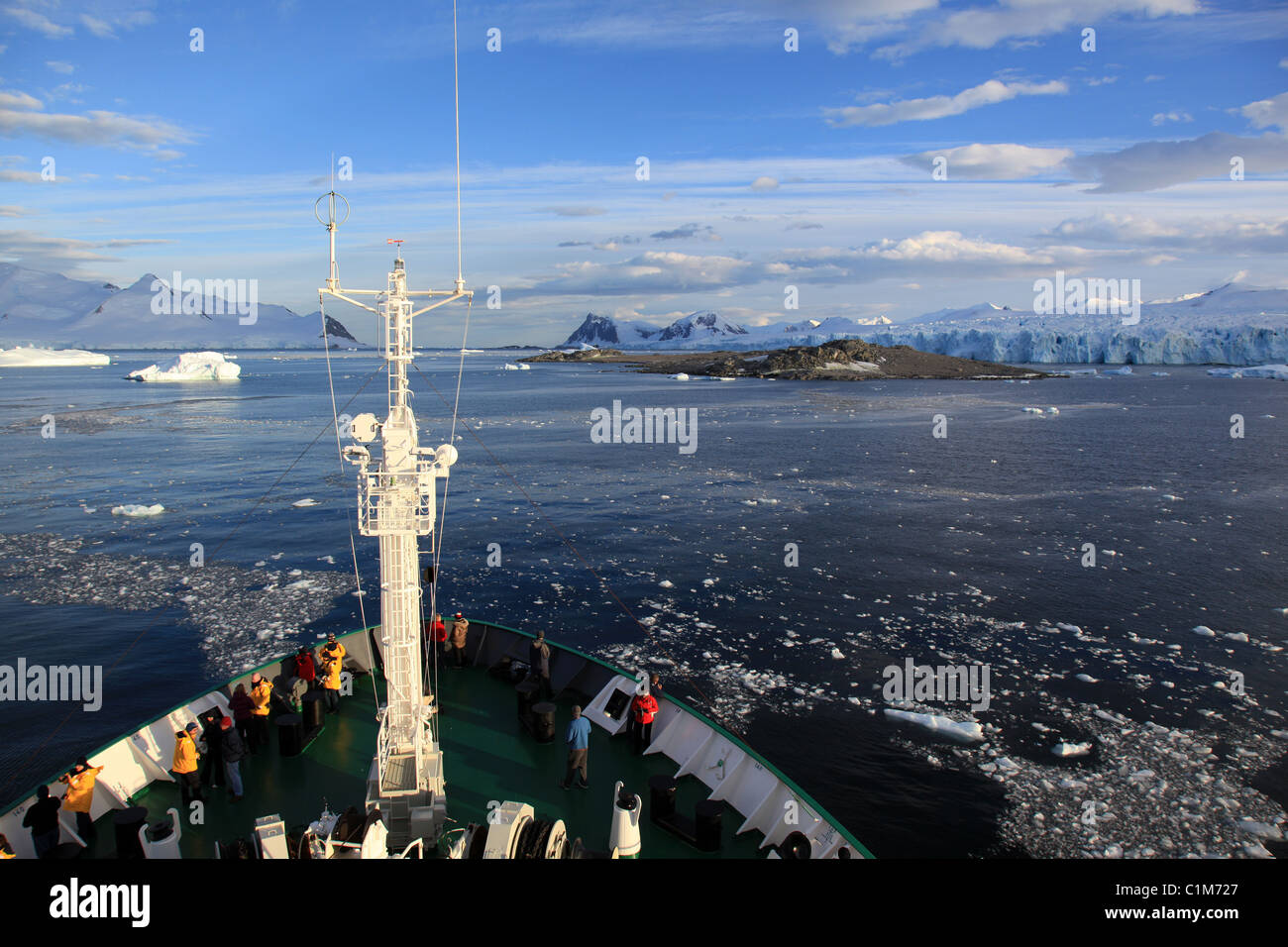 Esplorazione antartico nave da crociera avvicinando rocky [Stonington Island] in [Marguerite Bay], [West Graham Land], Antartide Foto Stock