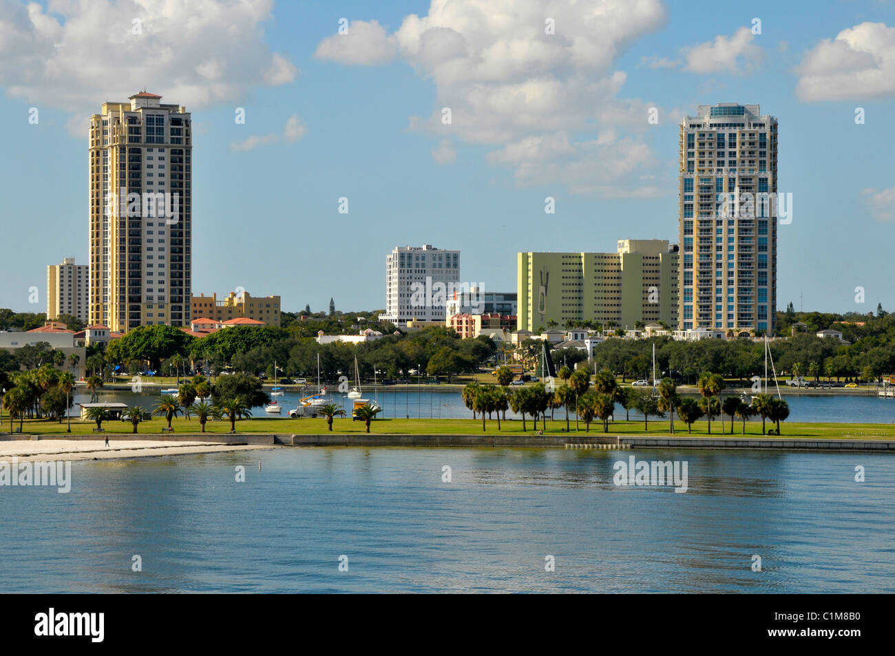 Condominio elevato aumento delle case per pensionati anziani sulla baia in downtown San Pietroburgo Florida Foto Stock