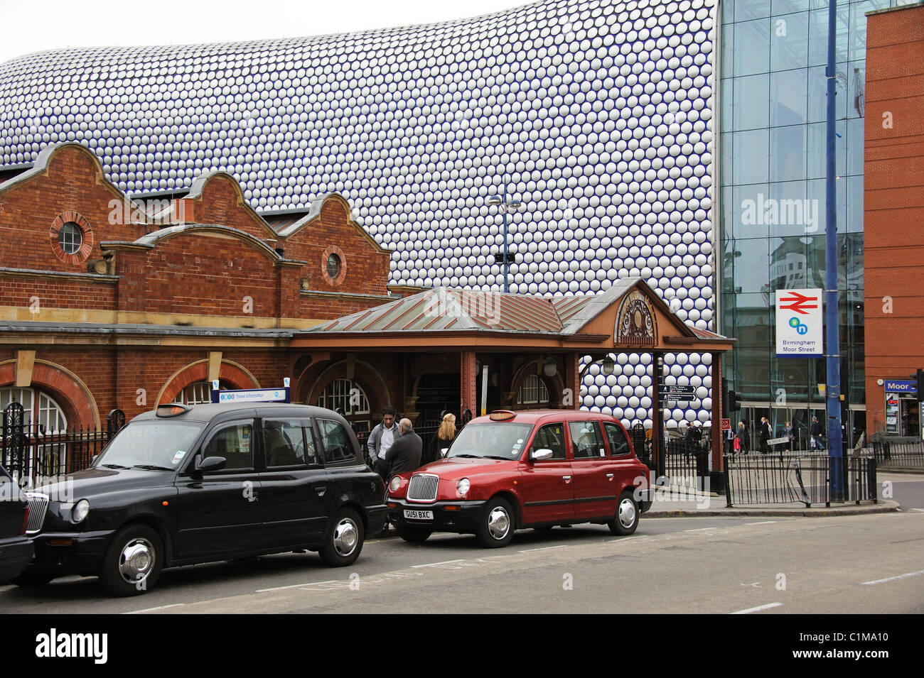 Birmingham Moor Street Station e il famoso edificio Bullring Birmingham REGNO UNITO Foto Stock