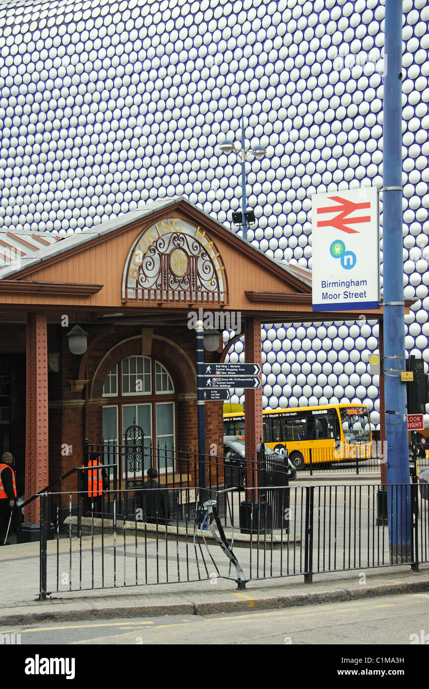 Birmingham Moor Street Station e il famoso edificio Bullring Birmingham REGNO UNITO Foto Stock