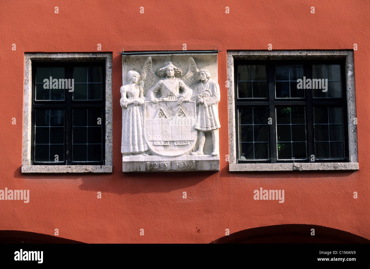 Austria, Tirolo, Innsbruck, bassorilievo sulla facciata di una casa di Friedrich Strasse Foto Stock