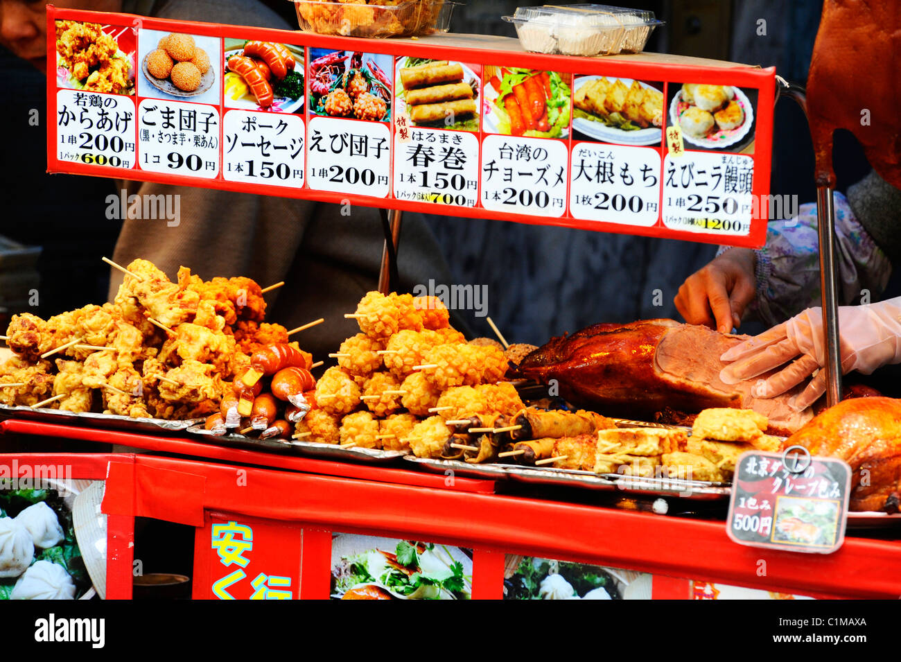 Cucina di strada per la vendita nella Chinatown di Kobe, Giappone Foto Stock