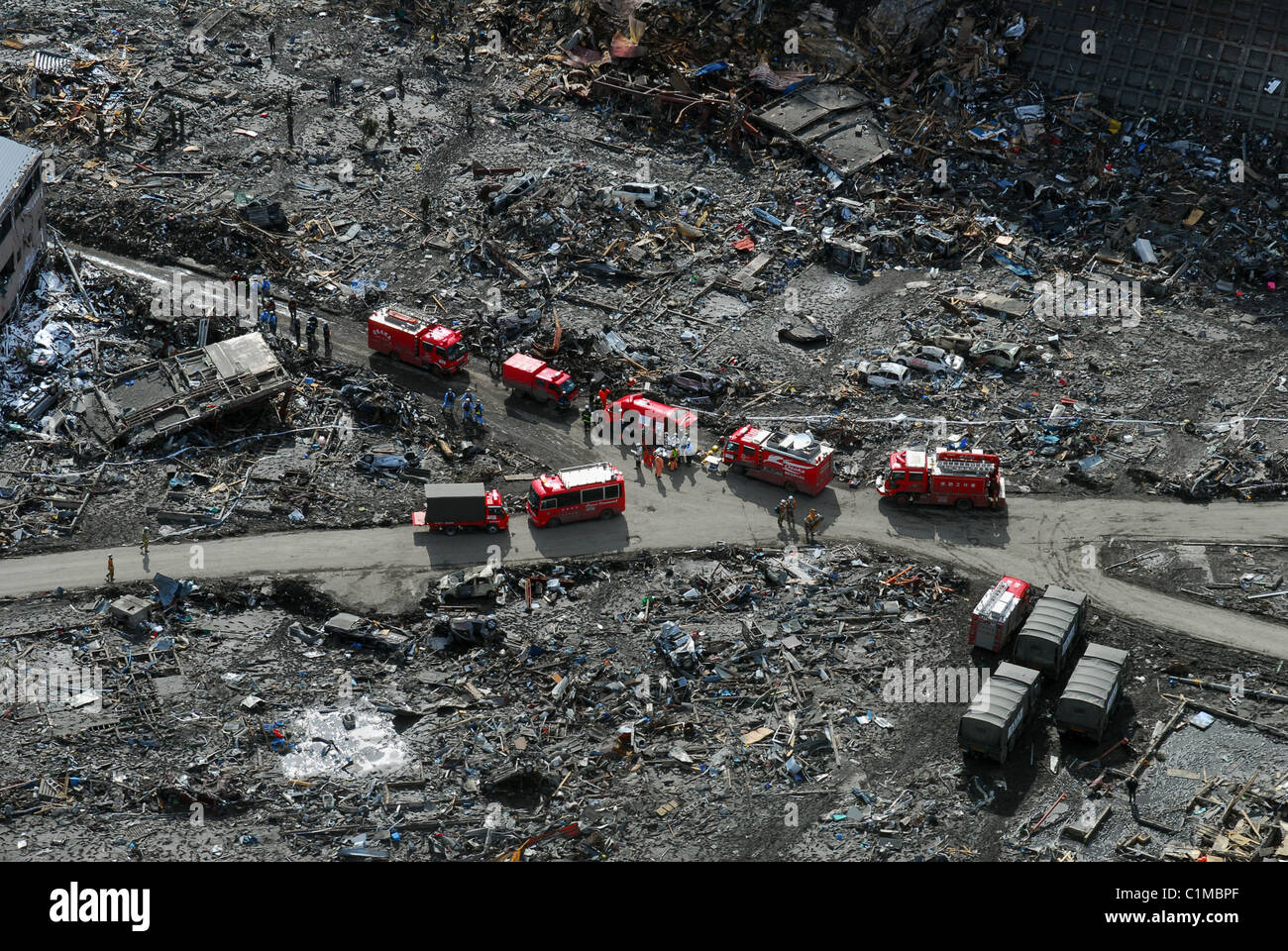 Vista aerea del Sukuiso, Giappone, che illustra i servizi di emergenza in mezzo la devastazione causata dal terremoto + tsunami nel marzo 2011. Foto Stock