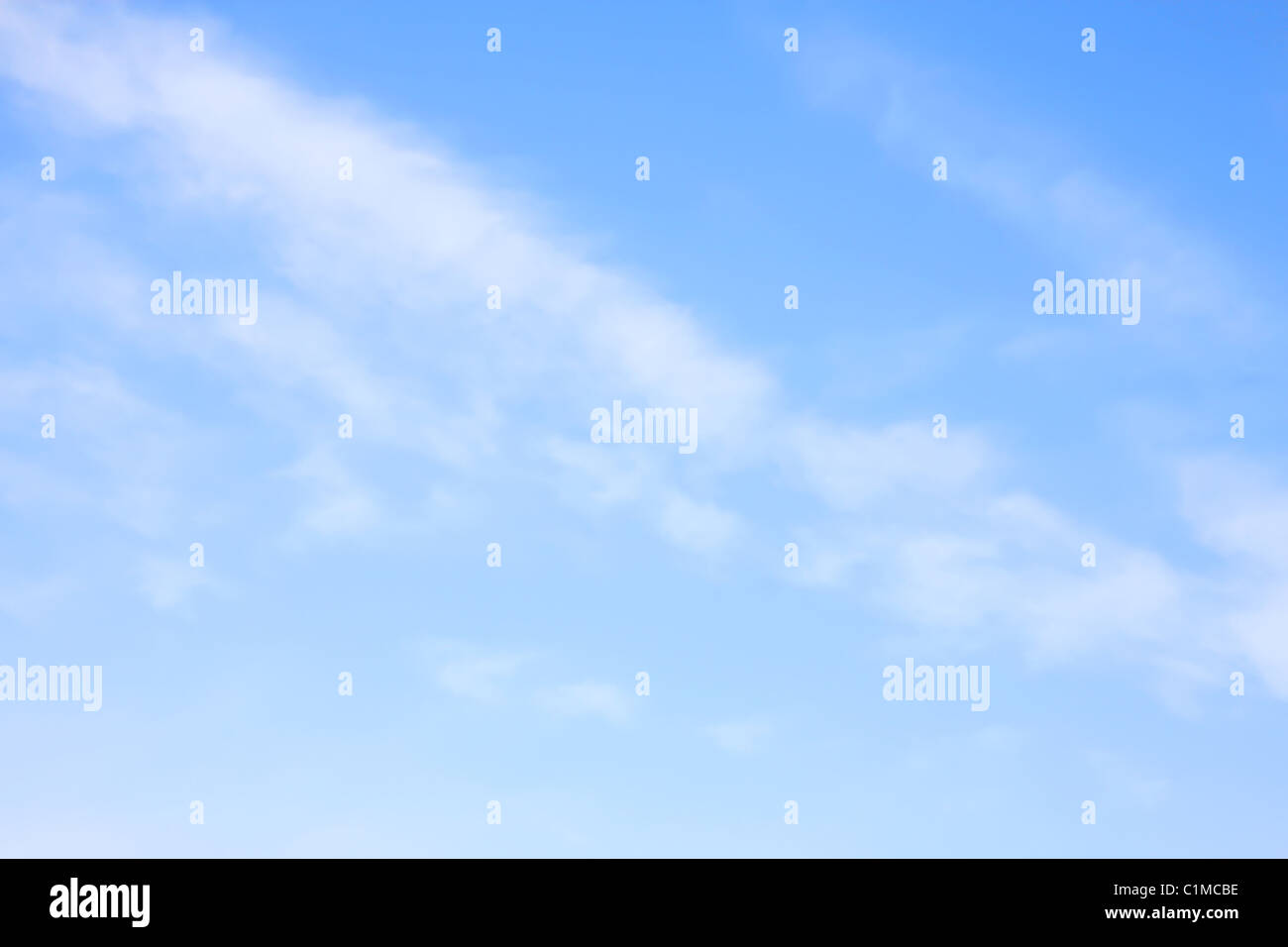 Cielo blu con nuvole soffici Foto Stock
