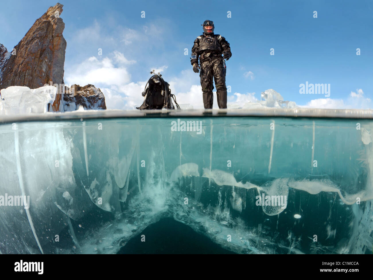 Subacquea a livello diviso, femmina sub preparando per ice-immersioni nel lago Baikal, Siberia, Russia, isola di Olkhon. Foto Stock