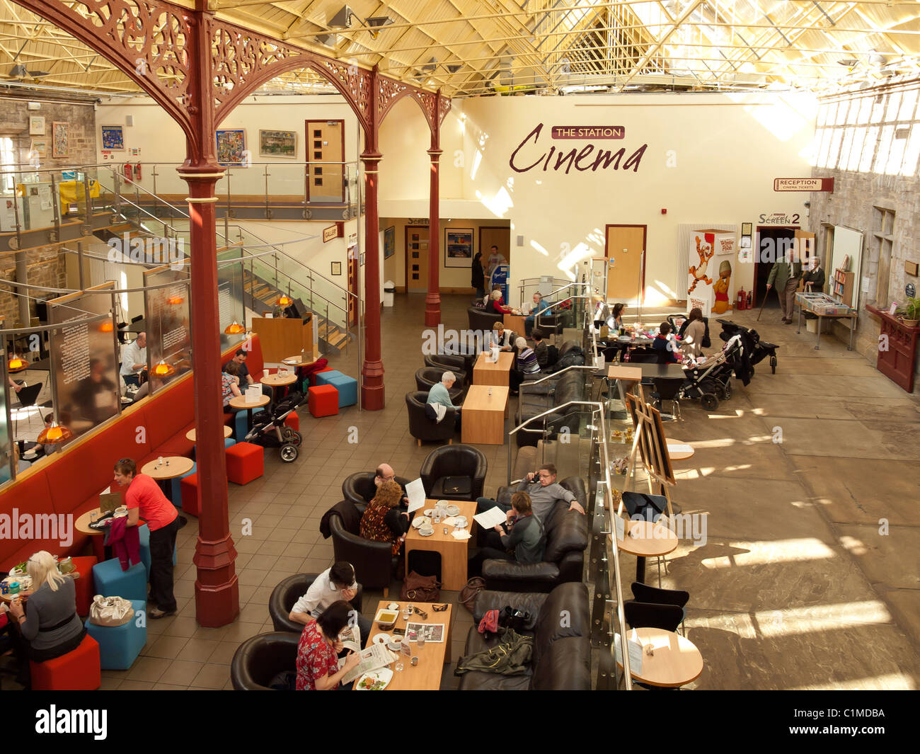 La stazione di una ex ferrovia stazione Ferroviaria di Richmond North Yorkshire ora un occupato arts center gallery cinema e café Foto Stock