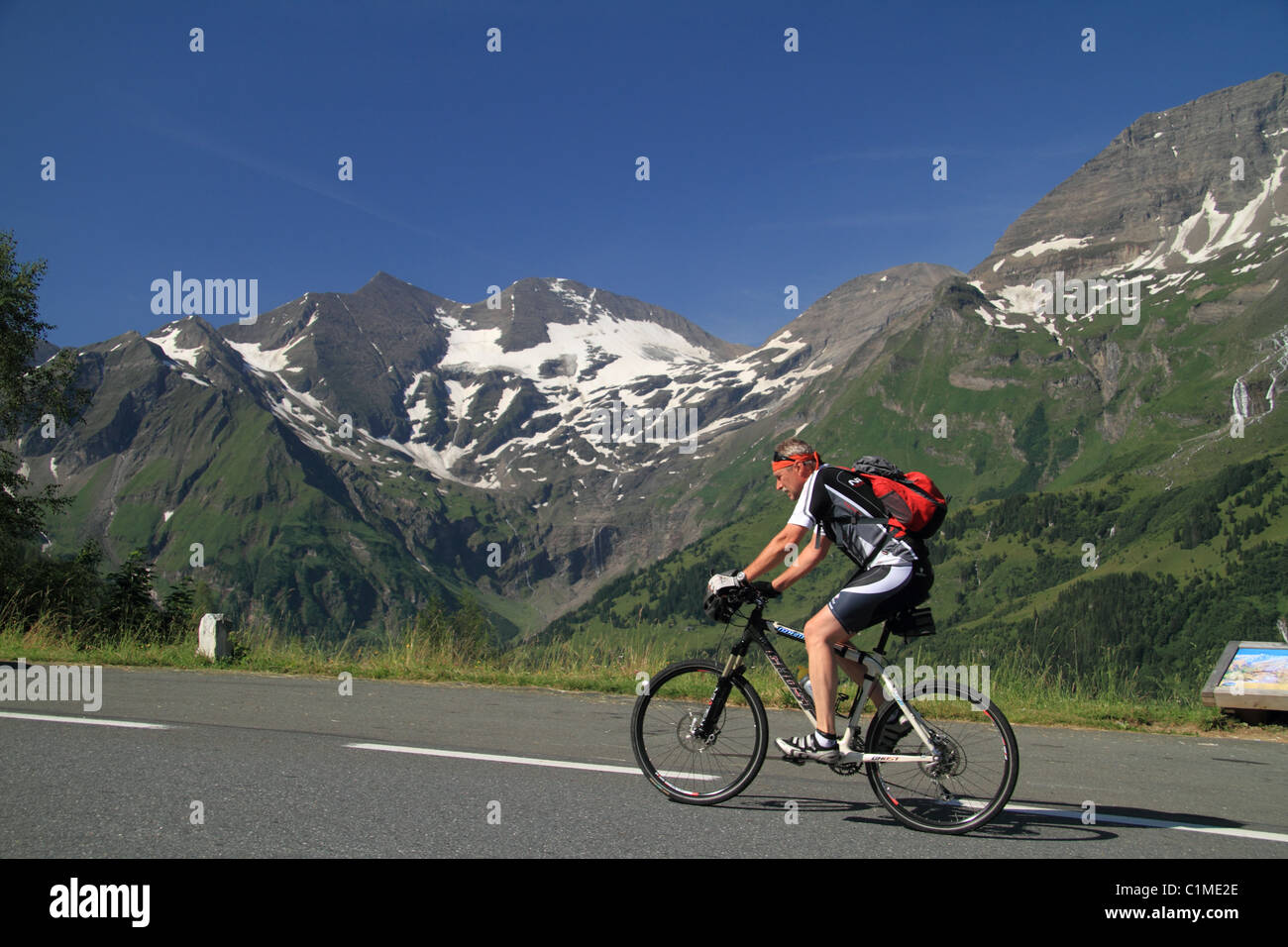 Ciclismo su Strada alpina del Grossglockner Foto Stock