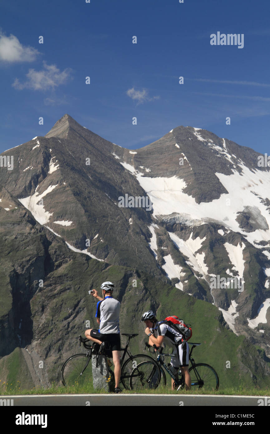 I ciclisti in appoggio e godendo la vista della Strada alpina del Grossglockner Foto Stock