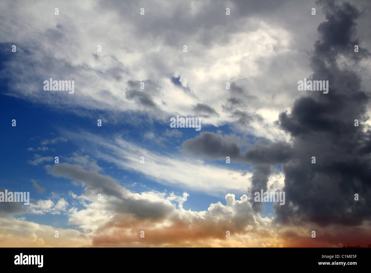 Drammatica cloudscape nuvole nel cielo di giorno nuvoloso tramonto sullo sfondo Foto Stock