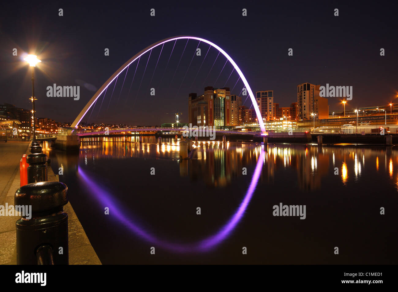 Il Gateshead Millennium Bridge prese al crepuscolo da Newcastle Quayside in Tyne and Wear Foto Stock