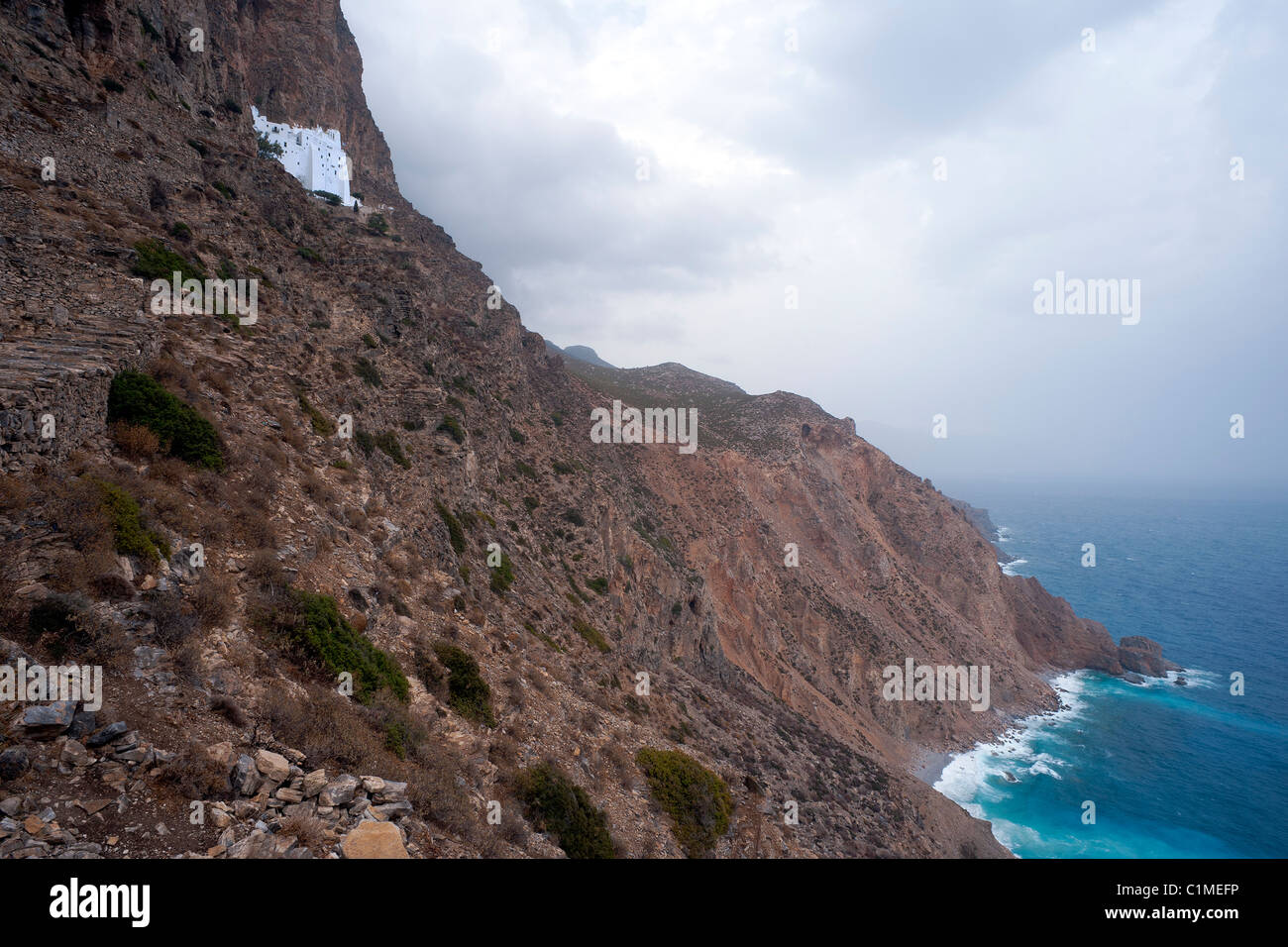 Monastero di Chozoviotissa, impostato su di una rupe vertiginosa 300 metri al di sopra del Mare Egeo, sul Greco Cyclade isola di Amorgos. Foto Stock