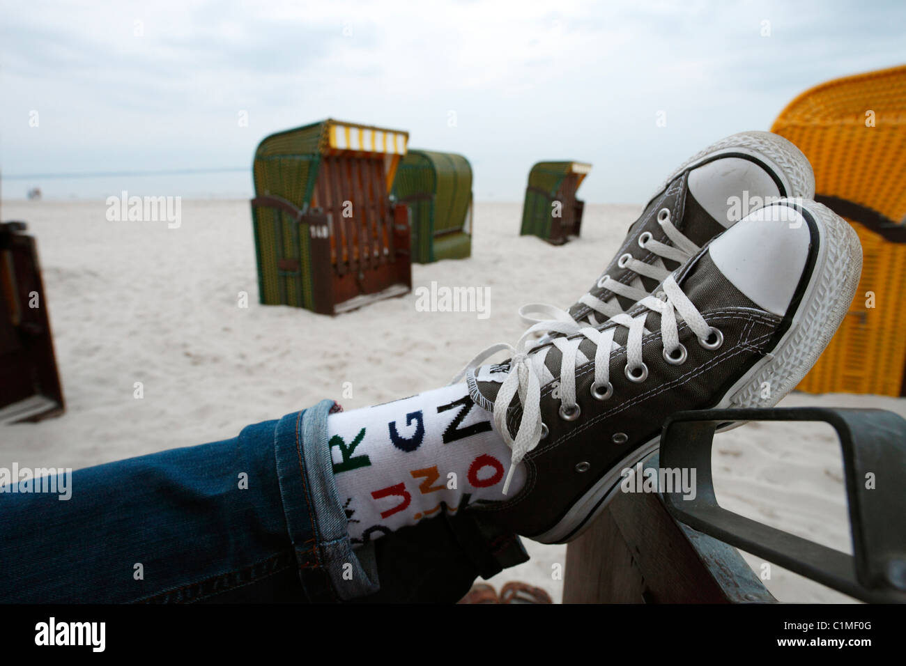 Seduto in una sedia Spiaggia di Binz, Germania Foto Stock