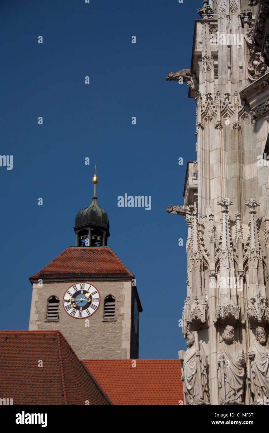 In Germania, in Baviera, Regensburg. Gothic la Cattedrale di San Pietro (XIII - XVI secolo), la storica torre dell'orologio di distanza. Foto Stock