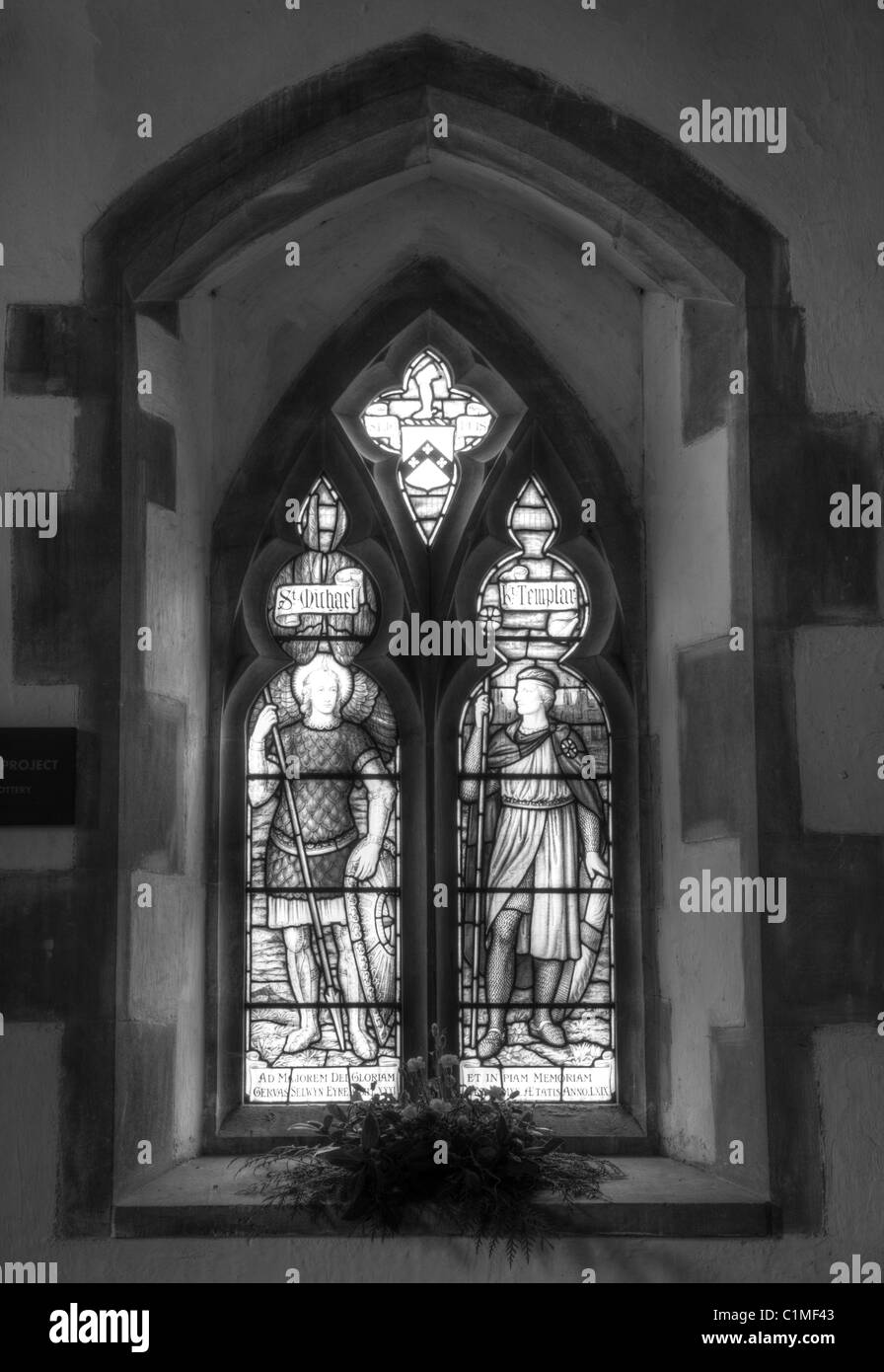 Notti Templari finestra. St Mary la chiesa Vergine, St Briavels, Foresta di Dean, Regno Unito. Foto Stock