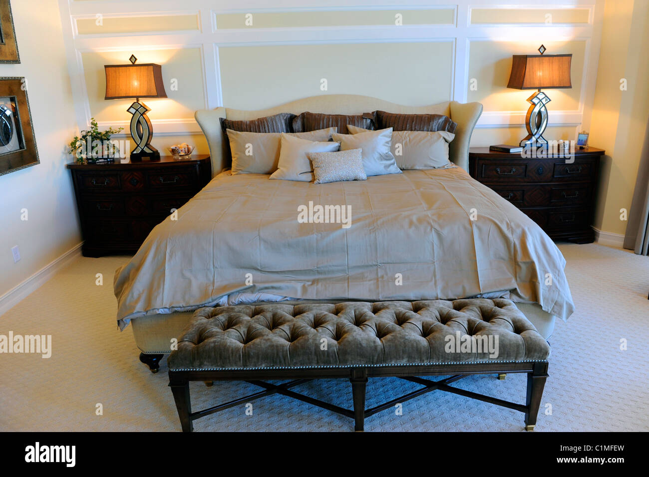 Interno spazioso e moderno camera da letto di un elegante casa nuova costruzione Tampa Florida Foto Stock