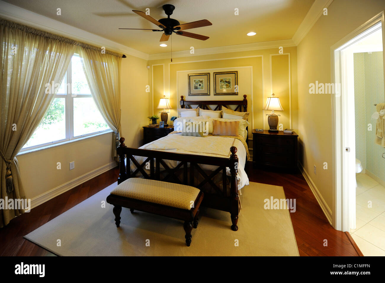 Interno spazioso e moderno camera da letto di un elegante casa nuova costruzione Tampa Florida Foto Stock