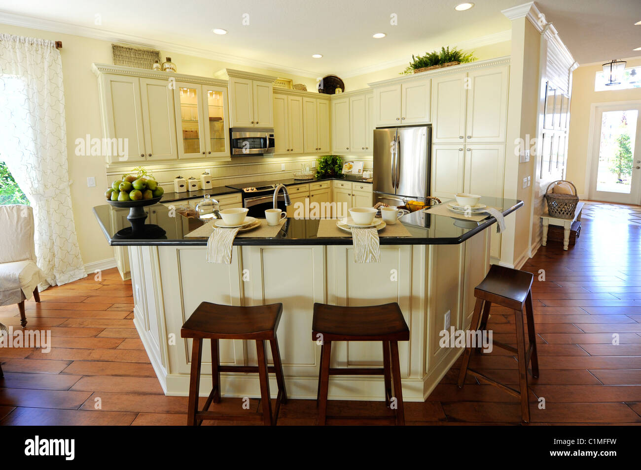 Interno spazioso e moderno cucina sala da pranzo Camera di un elegante casa nuova costruzione Tampa Florida Foto Stock