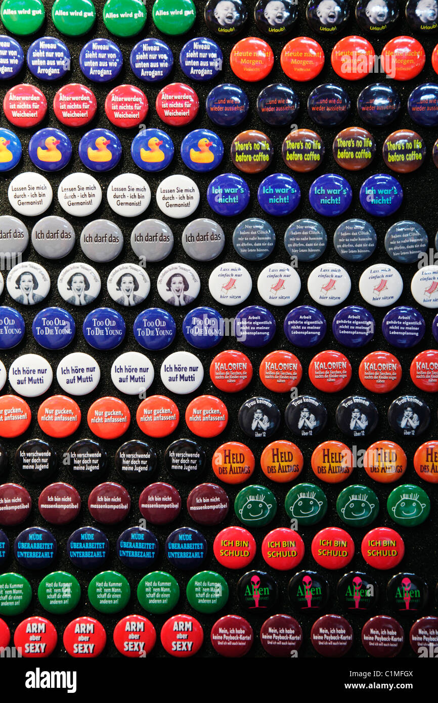 Bottoni magnetici con slogan in tedesco per la vendita Foto stock
