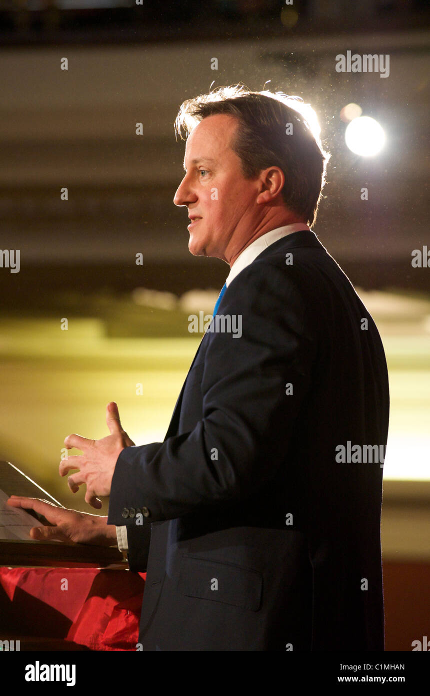 La Gran Bretagna l'opposizione del Partito conservatore leader, David Cameron pronunciare un discorso in cittadini elezioni generali britanniche di assemblaggio. Londra Foto Stock