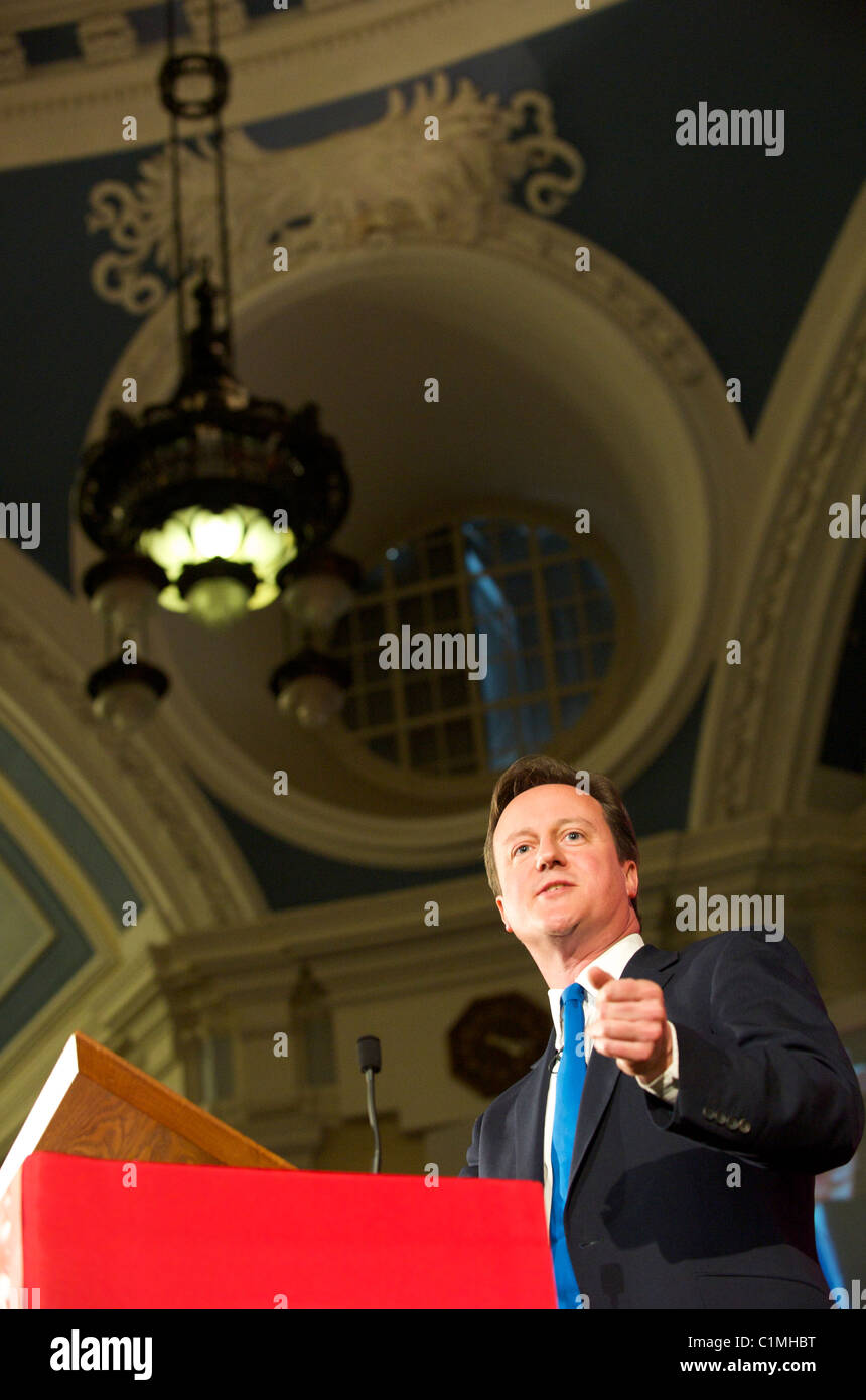 La Gran Bretagna l'opposizione del Partito conservatore leader, David Cameron pronunciare un discorso in cittadini elezioni generali britanniche di assemblaggio. Londra Foto Stock