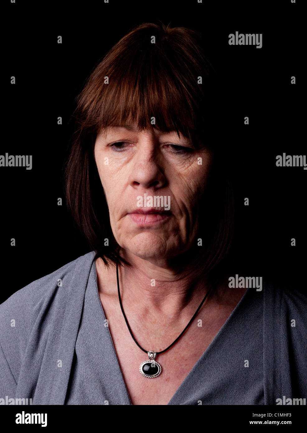 La depressione è impostato su questa donna matura. Lei non sa quando si potrà lasciare di nuovo. Foto Stock