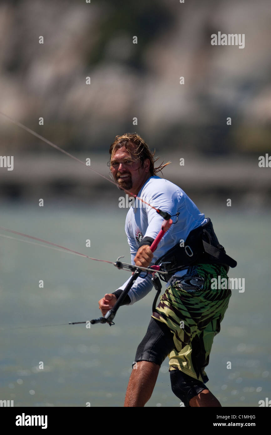 Un kiteboarder catture il vento a 'Allo Spiedo' in Squamish, BC Foto Stock