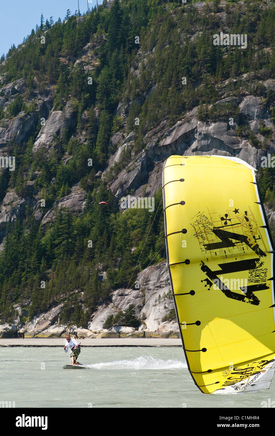 Un kiteboarder catture il vento a 'Allo Spiedo' in Squamish, BC Foto Stock