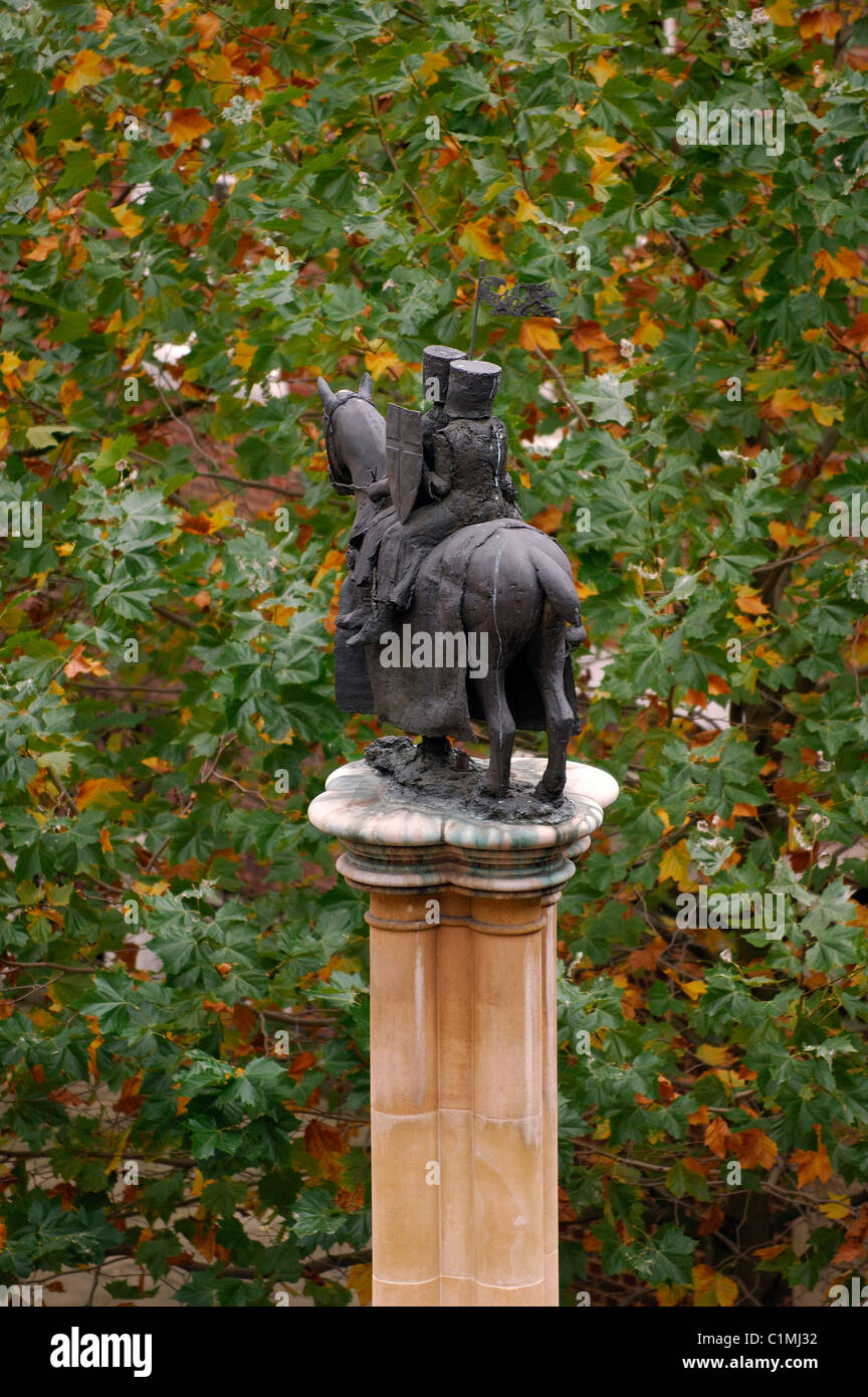Regno Unito, Londra, Temple Church, statua di due Cavaliere Templare a cavallo Foto Stock
