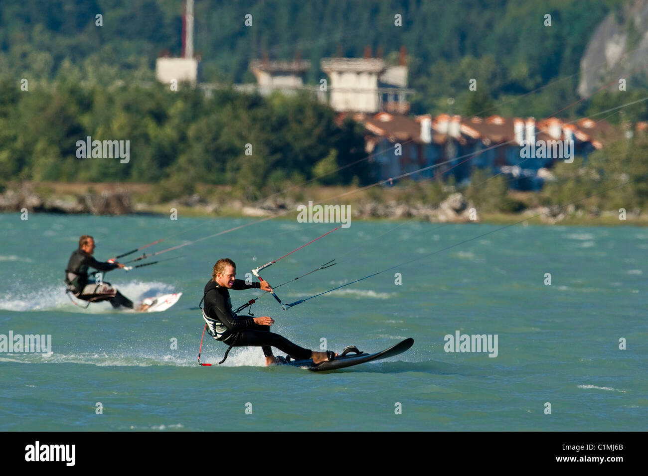 Due kiteboarders catturano il vento in tandem. Foto Stock